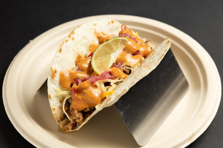 じっくり煮込んだプルドポーク・タコス