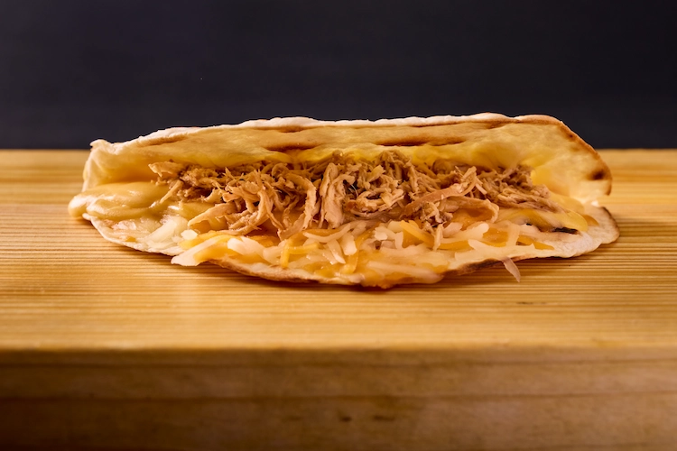 自家製スモークチキンのチーズケサディーヤ