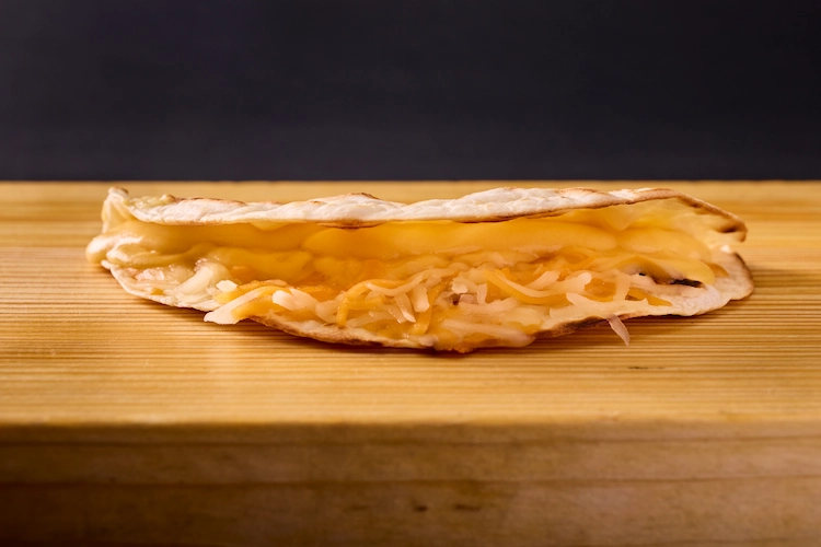 濃厚とろける！3種のチーズケサディーヤ