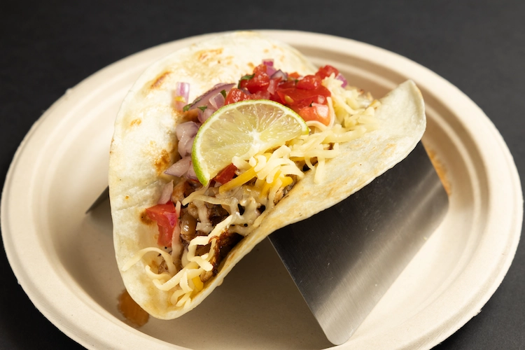 自家製スモークチキン・タコス